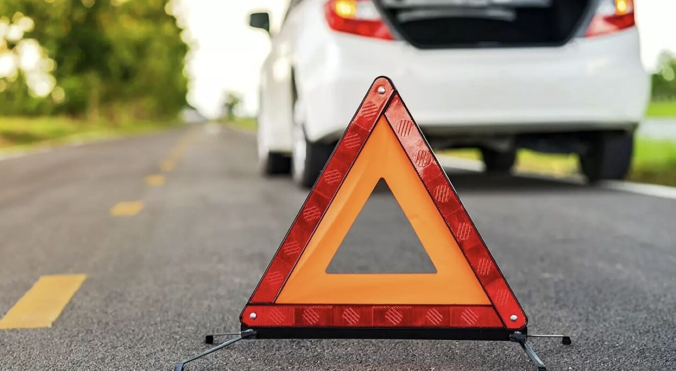 Emergency roadside warning triangle setup for vehicle safety