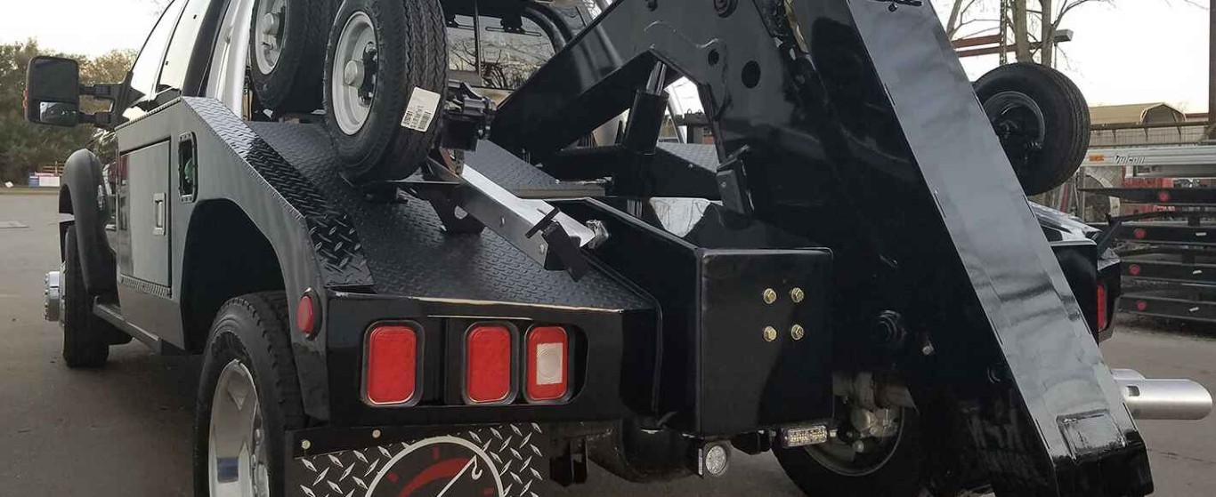 Heavy-duty towing service for large vehicles and trucks